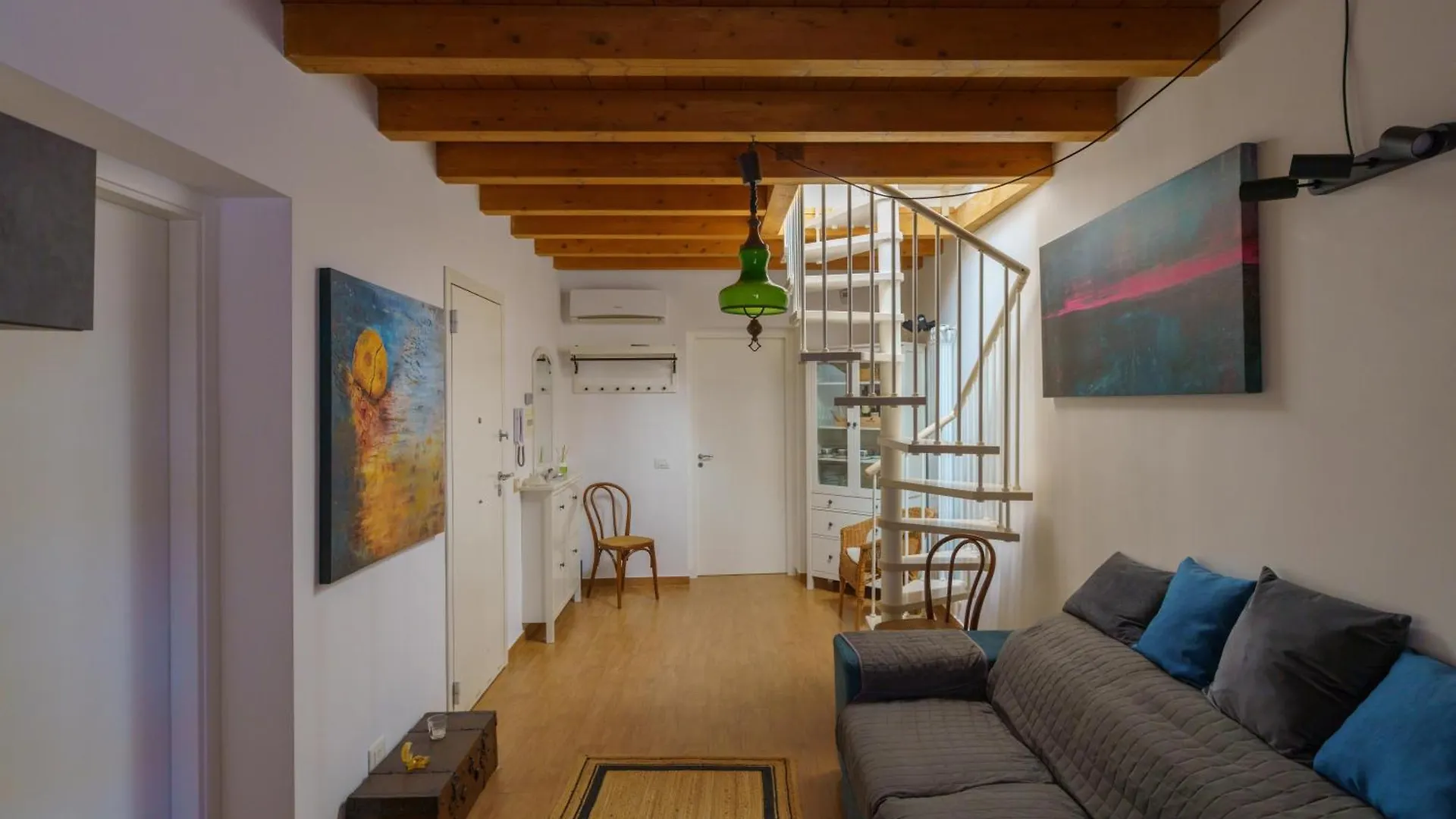 Maquedino Holiday Home & Terrace - Cozy Central Loft 팔레르모